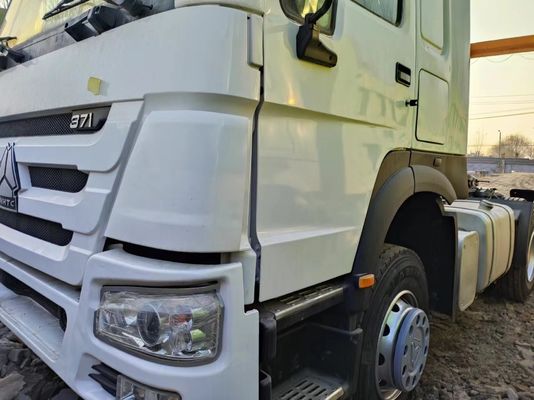 最高級HOWO 6X4 トラクタートラック 12r22.5 351-450hp ≤5席