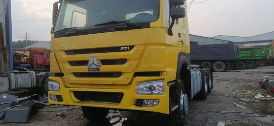 高馬力 Sinotruk HOWO トラクタートラック 6800*2496*2950mm サイズ
