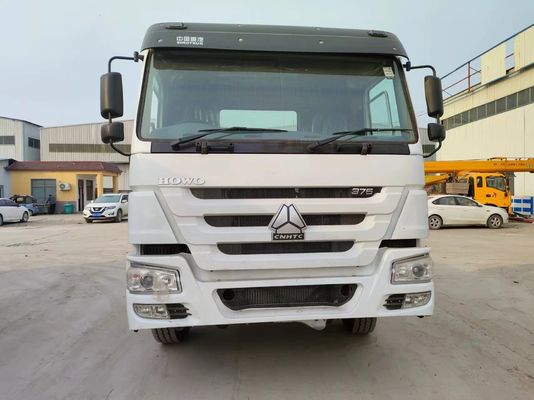 ホワイト シノトルク HOWO 6*4 351-450hp トューブレスタイヤの右手運転トラクタートラック