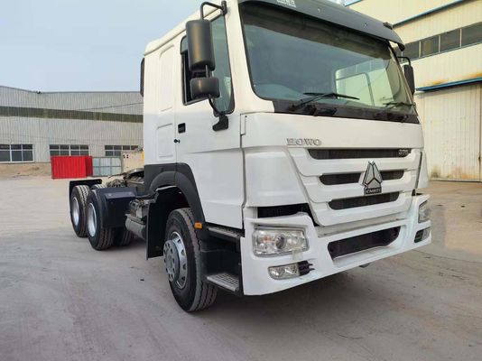 ホワイト シノトルク HOWO 6*4 351-450hp トューブレスタイヤの右手運転トラクタートラック
