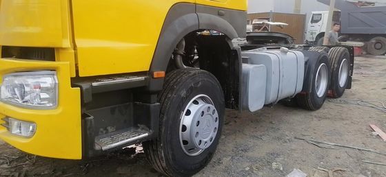 Sinotruk HOWO 重荷トラック 6*4 トラクタートラック ユーロ3/4/5排出量で5席以下の黄色